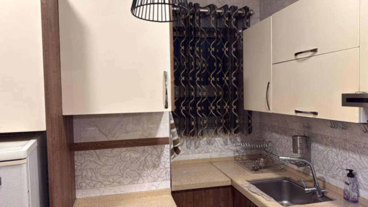 شقه للايجار في مجمع ايادي بسكولاته  مساحه ١٦٣ طابق ٧
تحتوي ٣ غرف نوم مجهزه ب مطبخ وسبالت كامله 
بسعر مناسب ‼️
للاستفسار ***********
