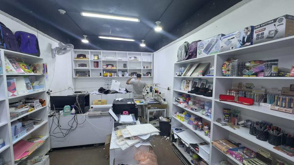 مكتبة للبيع
 في كربلاء حي الموظفين بداية شارع الجامعة (بداية شارع المكاتب)
الايجار (٣٠٠) الف فقط

المحتويات
- اعلان ضوئي كبير ٣ متر 
- قرطاسية بانواعها 
 - مع كافة الاجهزة 
١- حاسبة pc مكتبية
٢- جهاز كاميو ٤ 
٣- طابعة ابسون L8050
٤- طابعة ابسون 
 L15150 
٥- ديكور متكامل
٦- جام خانة
٧- سبلت الحافظ ٢ طن 
٨- كرسي مكتبي درجة اولى 
٩- يوبي اس  ٢٠٠٠
١٠- جهاز كبس حراري
 ١١-مكينة تطريز بالكمبيوتر صناعية 

*سبب البيع عدم التفرغ 
للتواصل  
@Alisajjad99 
***********
