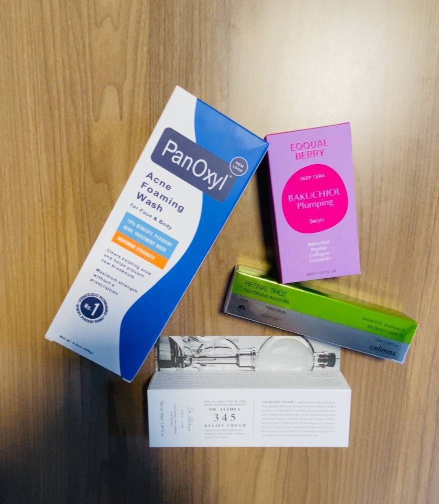 ✨ عرض العناية بالبشرة الزجاجية ومحاربة الحبوب ✨
إذا تعانين من الحبوب، آثارها، المسامات الواسعة أو بهتان البشرة… هذا البكج مصمم خصيصاً حتى يرجع لبشرتج الصفاء والنعومة والإشراقة الطبيعية 💆🏻‍♀️🌸

✅ العرض يشمل 4 منتجات أساسية:

1. غسول علاجي قوي يحتوي على بنزويل بيروكسيد، ينظف البشرة بعمق ويزيل الدهون الزائدة والأوساخ المتراكمة داخل المسامات.
يساعد بشكل كبير على تقليل الحبوب النشطة ومنع ظهور حبوب جديدة، ويعتبر من أفضل الغسولات للبشرة الدهنية والمعرضة للحبوب سواء للوجه أو الجسم.
✨ النتيجة: بشرة أنظف، مسام أقل انسداد، وحبوب أقل بشكل ملحوظ.

2. منتج تجديد للبشرة يعمل على تحسين ملمس الجلد وتوحيد اللون وتقليل آثار الحبوب والبقع.
يساعد على شد البشرة وتحفيز إنتاج الكولاجين، ومع الاستمرار يعطي نعومة وصفاء ويقلل الخطوط الخفيفة.
✨ النتيجة: بشرة مشدودة، مشرقة، ومتجددة بشكل صحي.

3. سيروم غني بمادة الباكوتشيول الطبيعية التي تعتبر بديل لطيف للريتينول، مناسب للبشرة الحساسة.
يرطب البشرة بعمق، يعطي امتلاء ونضارة، ويقلل مظهر المسامات والتجاعيد البسيطة مع لمعة صحية جميلة.
✨ النتيجة: بشرة ممتلئة، ناعمة، ومضيئة بدون تهيج.

4. كريم علاجي مهدئ للبشرة الحساسة والمتعبة، يرطب بعمق ويقلل الاحمرار والتهيج خصوصاً بعد استخدام منتجات علاج الحبوب.
يعطي حماية قوية للحاجز الطبيعي للبشرة ويخليها مرتاحة وناعمة طول اليوم.
✨ النتيجة: ترطيب، تهدئة، وبشرة متوازنة بدون جفاف.

سعر العرض ٣٥الف
🚘يوجد خدمة توصيل لجميع محافظات العراق ٤ الاف🚘


**إذا كنت صاحب هذا الإعلان وتريد حذفه لأي سبب، رجاءا أرسل رسالة إلى الدعم الفني**