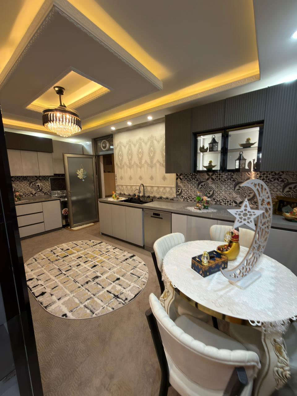 🏠دار للبيع في تكريت مجمع بيتي زون اول🏠
المساحة 260 متر 

الدار مغير بل كامل وعل سايدين

يتكون الدار من 

ثلاث غرف نوم 🛌 

واستقبال ومطبخ 

وكراج وحديقة غرف طابق الثاني سويت 

شغل فول سحب مغربي شبيابيك المنيوم 

الدار ويا سبالت عدد 5

كاونترات + ويا كامرات الدار

ديكورات والسعر مناسب التواصل معا صاحب الدار مباشر

للاتصال/***********
