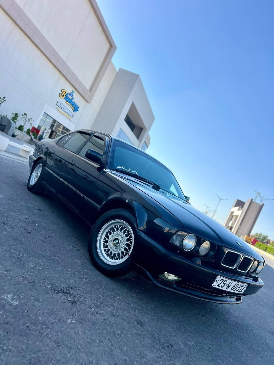 سلام عليكم للبيع بي ام 525  موديل 1993 رقم دولي سنويه 2030 هزه جديده كير اوتماتيك محرك مسكر شلعه تخبل صدر خلفي امامي وتايرات جدد تبريد شغاله صبغ جماليه فقط غرفه حلوه سياره جاهزه اي نقص مابيها المكان صلاح الدين للاتصال ***********
