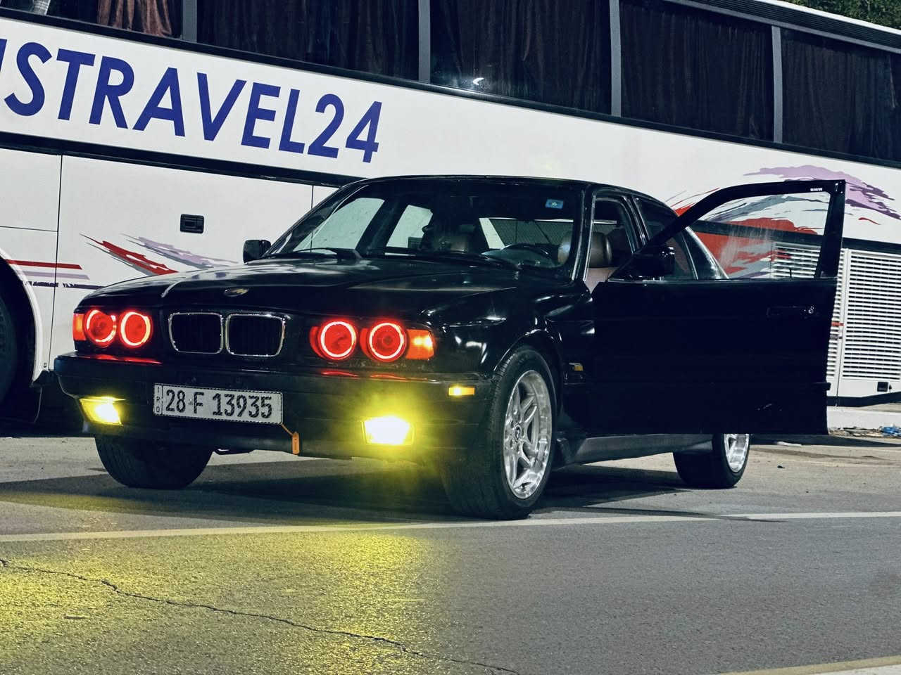 بي ام 525 بليته وسنويه موديل 90 محرك مسكر فانوس 
بسمي سنويه للـ2031 سياره جاهزه من كلشي كير ومحرك وحداديه وكهربائيات وتخم تاير جديد وغرفه جديده جاهزه للاخير ، عليها كت M بالكامل (ويل m17,دووسm , كشنات m , مري منفصل m, دعاميات امامي خلفي m ، سبايدر جنطه m ) مكاني ناصريه مركز سعرها 47    /    ***********
