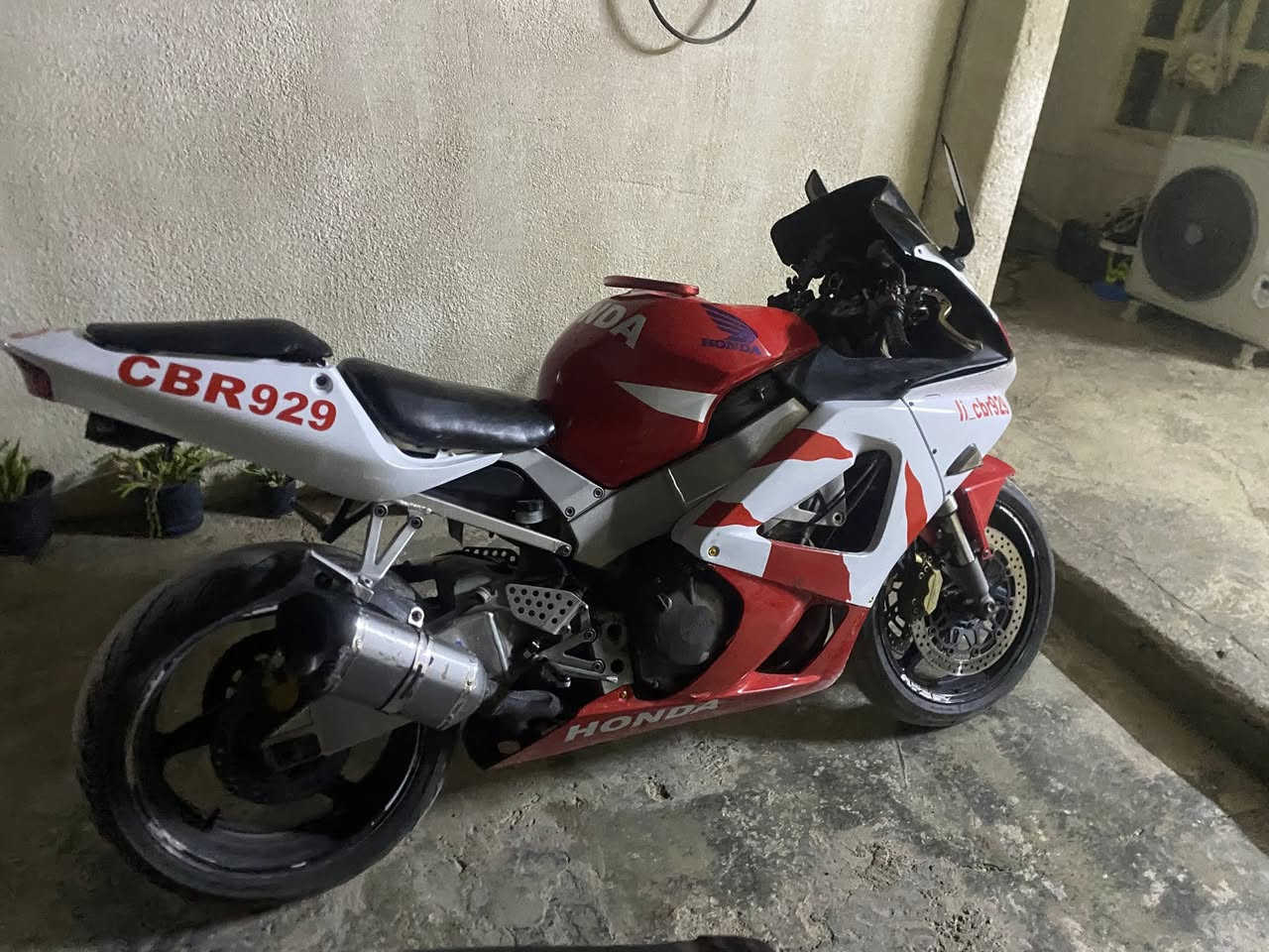 سلام عليكم للبيع cbr 929 مكينه كفاله السعر مليونين و800 للاستفسار ***********
