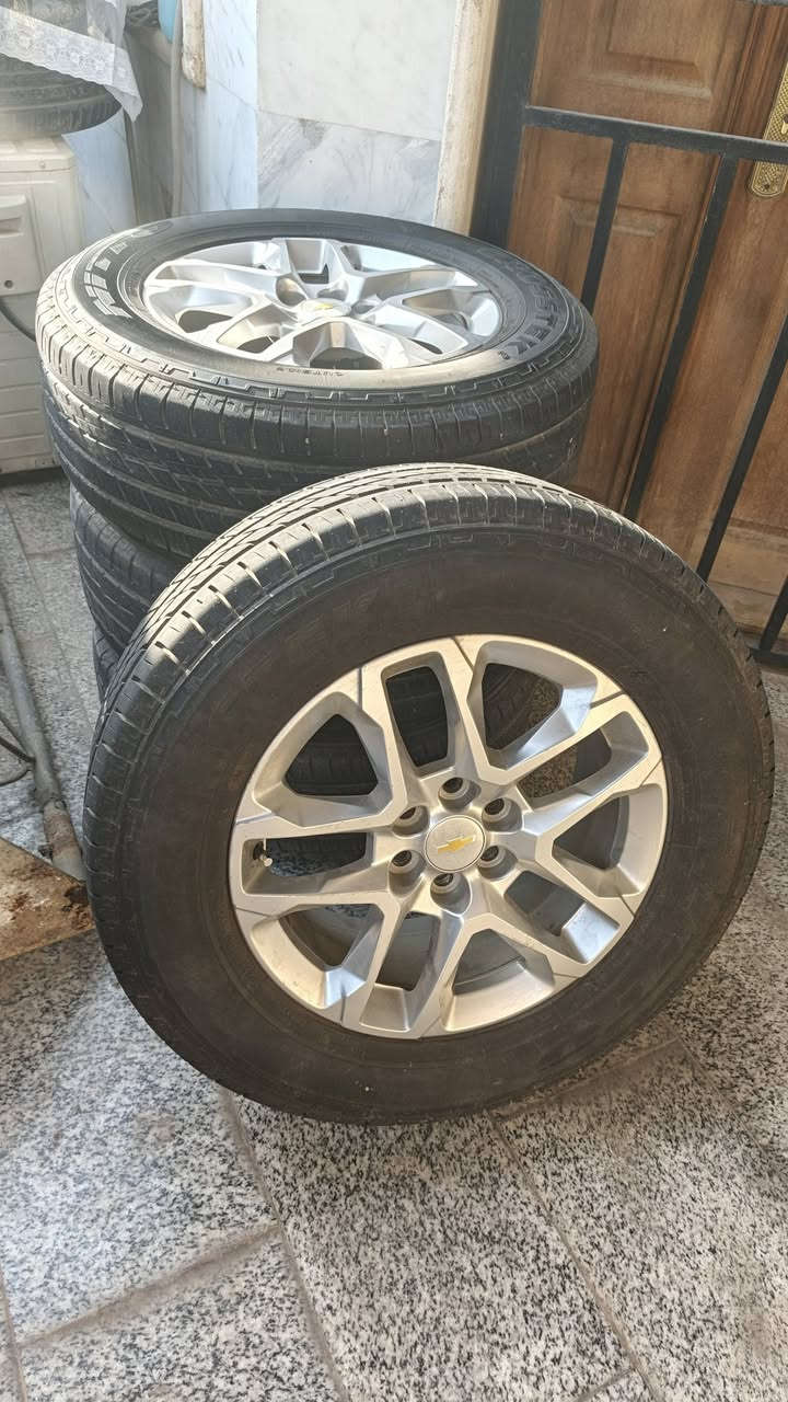 السلام عليكم
للبيع تخم ويل 18 بلادي اصلي مال ترفرس مع 4 تايرات نظيف جدا
255 / 65 / R 18
مكاني بغداد
***********  +  واتس ب
