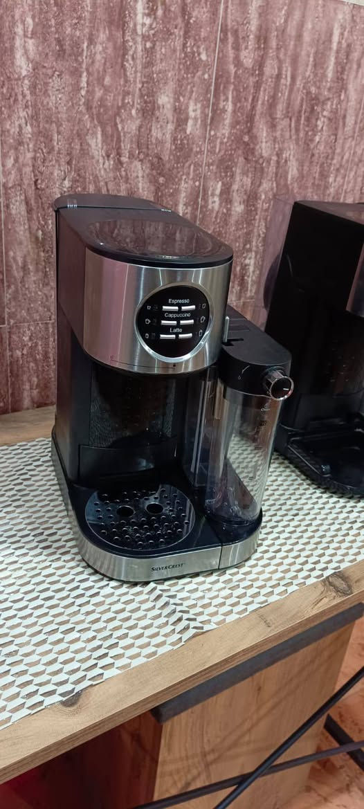 مكائن اسبرسو عدد2 الاولى نقص بورتافلتر فقط و الثانيه نقص حوض خلفي و قاعده سفليه شغالات و نضافه 95٪ ابيعهم ثنينهم سويه *********** متواجد واتساب و ماسنجر
