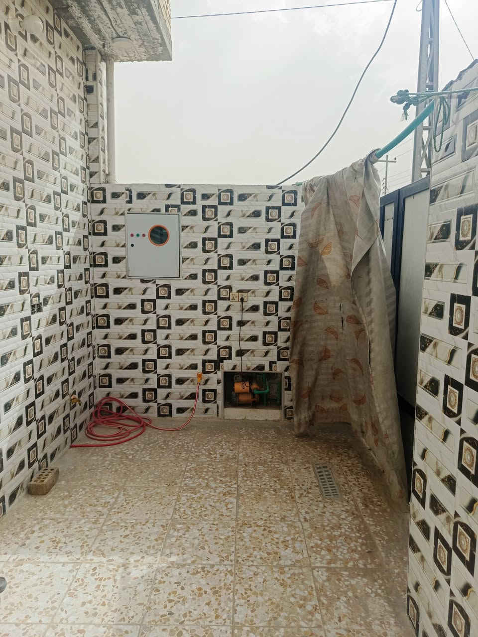 السلام عليكم عندي بيت كربلاء المقدسة في حي الساهر ون 125م مربعه ركن على مدرسه غرفتين نوم استقبال صاله مطبخ حار بارد صحيات ارضي ***********

