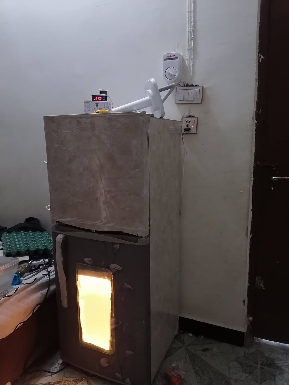 فقاسه من كشر ثلاجه تاخذ اكثر من 200 بيضه توصل لل 300 بيضه سعرها 100 مع المجال البسيط سماوه حي العسكري ***********
