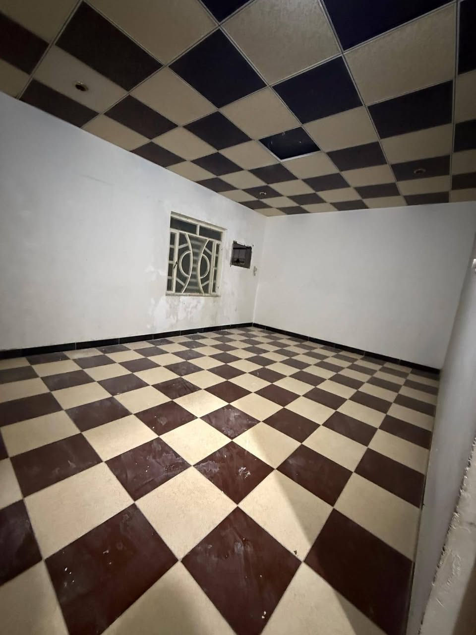 شقه في التنومه مقابيل المستوصف طابق ثاني غرفتين ومطبخ ***********
