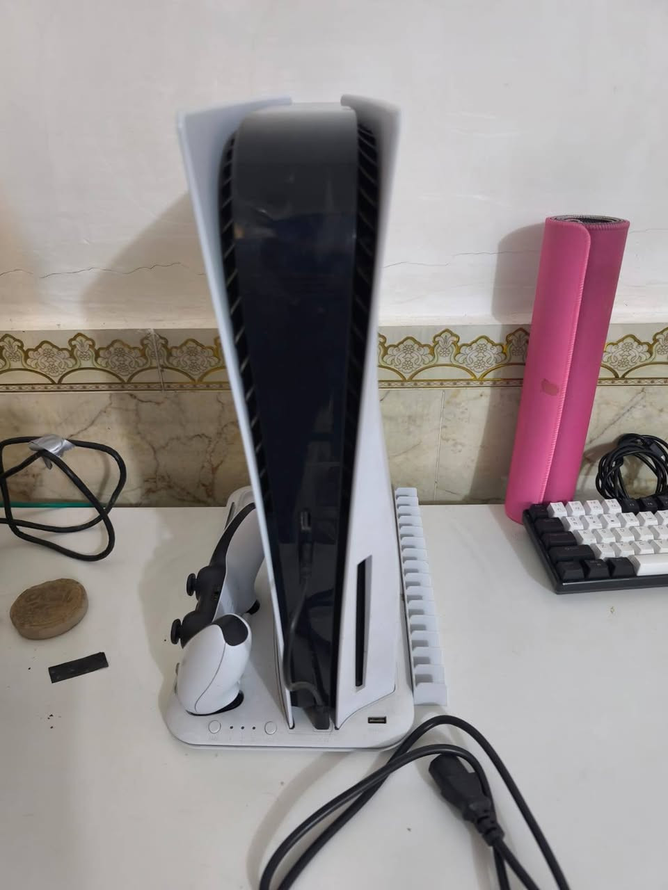 بلي 5 فات مستعمل نظيف بدون كارتونه كامل ملحقاته مع قاعده شحن و تبريد و ups 1500va وكيبورد وماوس و ماوس باد و ميز 
السعر 650 وبي مجال بسيط 
***********
