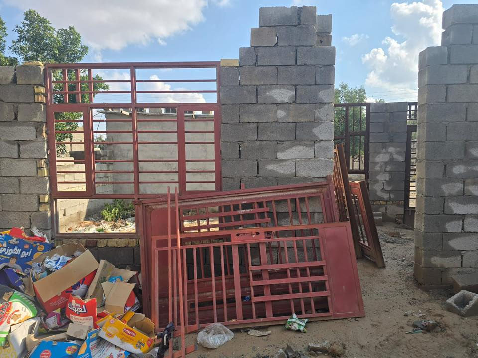 السلام عليكم بيت للبيع مساحه 190م يتكون من غرفتين 4ونص في 4. صاله 6ونص في 4 مطبخ 3في3 +محل 6في5 عنوان دوانم مقابيل شارع المستشفى خط 3 علئ شارع 10 م تبليط مي كهرباء السعر 19 وبي مجال رقم صاحب البيت ***********
