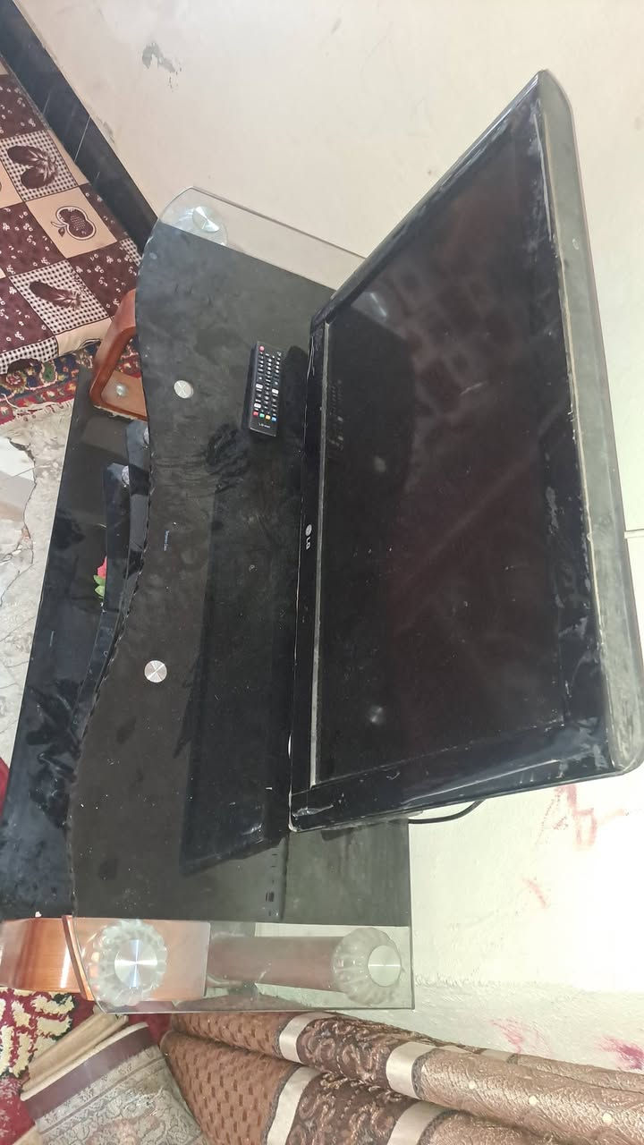 شاشه LG حجم 32 مع الميز  ٧٥ قفل
***********

