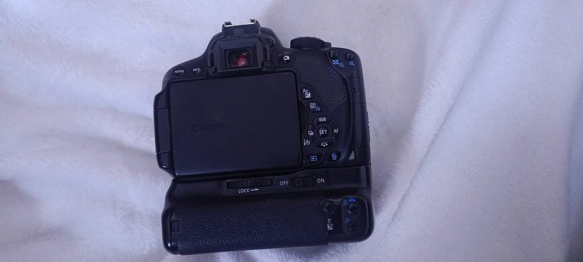 السلام عليكم كامرتين كانون للبيع 
70D
700D
عدسه70/300
مع كامل الملحقات 
بطاريه 
كرب 
شاحنه
حزام كتف
للاستفسار +964 771 647 8306
***********
