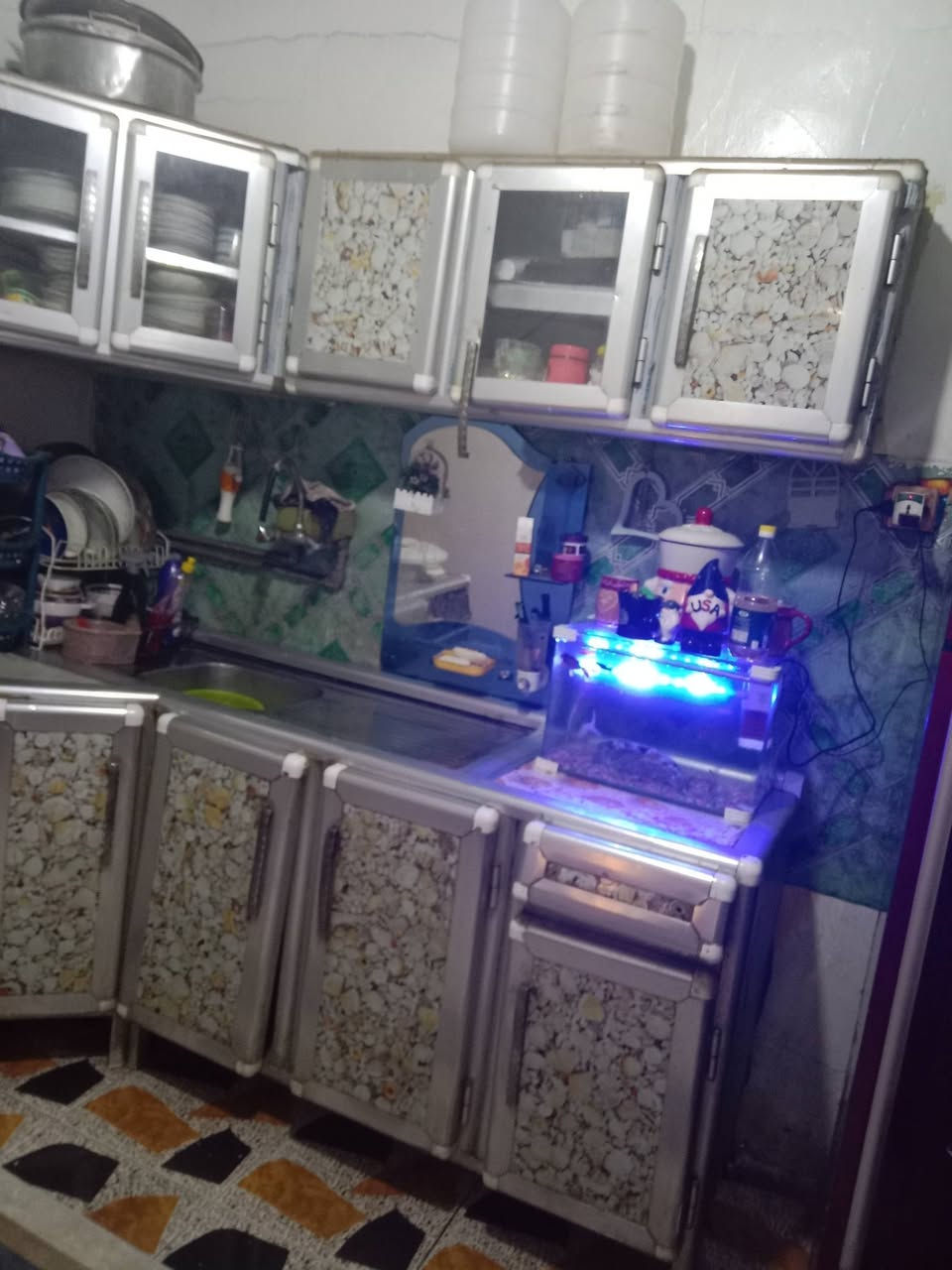 كاونتر فر سنك كامل مابي شي بس نقص جرار سعره 200 وبيه مجال بسيط للشراي الشراي فقط يتصل *********** عنوان حله الاسكان شارع الطاقه
