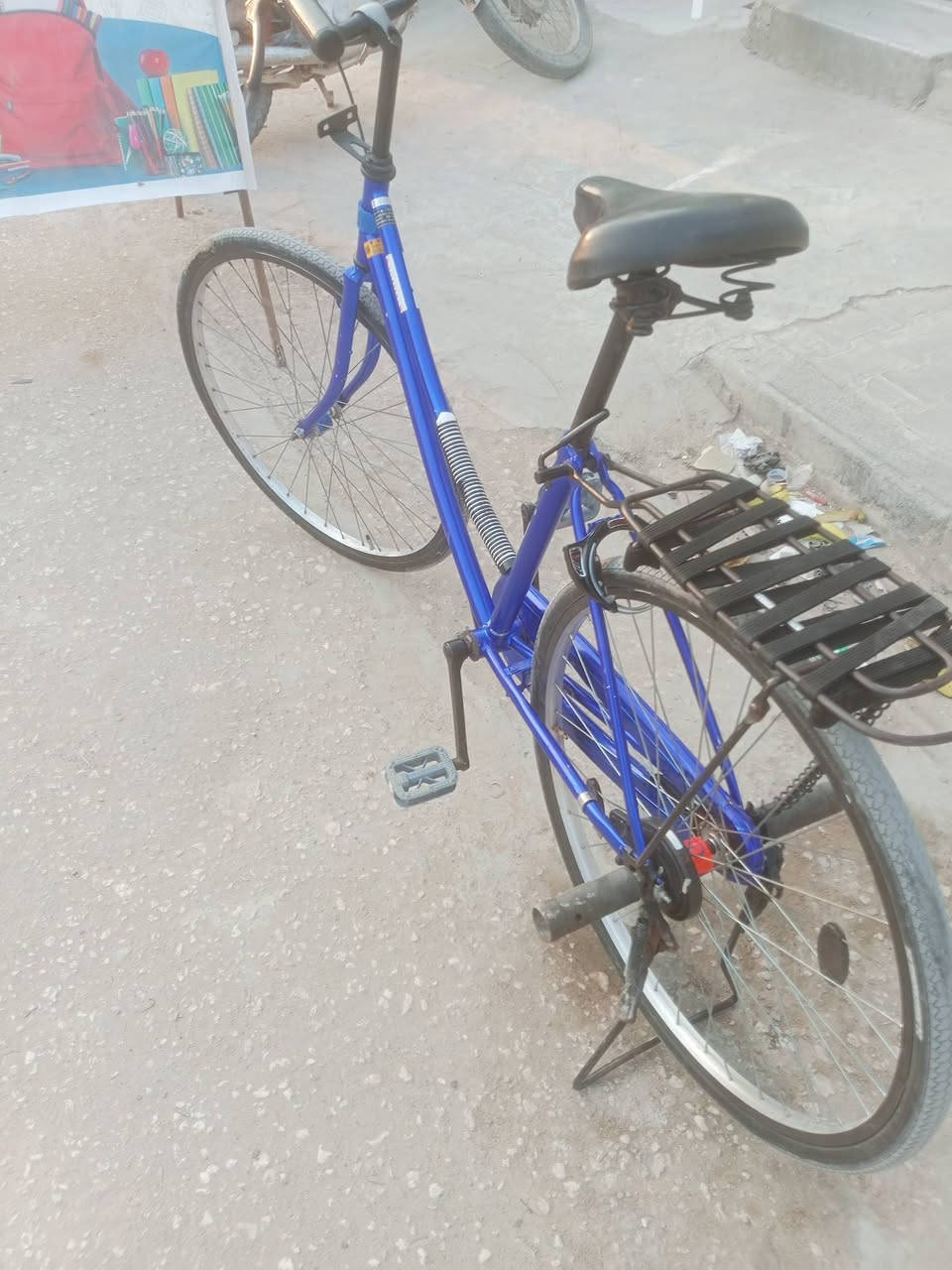 سلام عليكم بايسكل للبيع او للمراوس سانتوس مديل 20 لون حبري للاستفسار ***********
