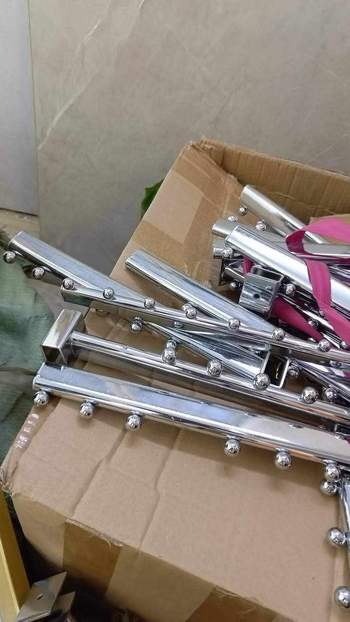 سلام عليكم للبيع متوفر كميات كبير بسعر مناسب واغراض ديكورات محلات ملابس للحجز والاستفسار ***********
