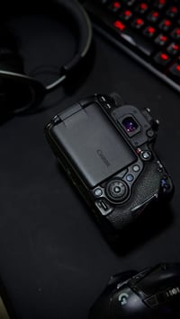 CANON 80D  18-135 mm 50mm 1.8 ٧٥٠ الف  07769956969 متوفر توصيل  مكاني ...