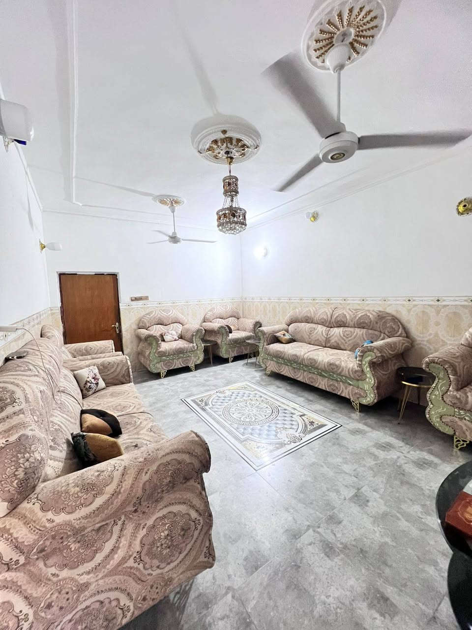 السلام عليكم
دار للبيع 
الموقع الشاوي / الجمهورية الجديده
يقع على الشارع الرئيسي عل حي الزهراء ثاني بيت 
المساحه ٢٢٥متر 
 اربع غرف نوم  
اثنين مطبخ 
ووصالة وهول ومخزن كبير 
اربع حمامات
للاستفسار ***********
