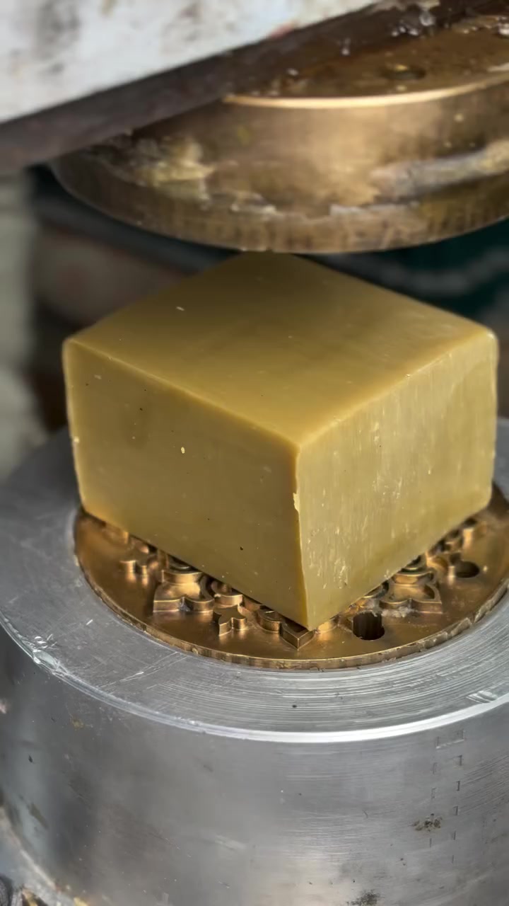 🔥عرض خاص والفتره محدوده
🌿 صابون غار مهجة – طبيعي 100% 🌿
الطبيعة في كل قطعة، صابون غار مهجة هو الخيار الأمثل لبشرة وشعر ناعم، صحي، ونقي.
خالي تماماً من المواد الكيميائية التي تسبب جفاف الشعر والبشرة، ومصنوع بعناية من زيت الغار الطبيعي وزيت الزيتون البكر.

✨ فوائد لا تعد ولا تحصى:
 • يوازن رطوبة البشرة ويعيد لها نعومتها.
 • يحارب الجفاف والتهيج ويغذي الشعر من الجذور حتى الأطراف.
 • عطر ملكي طبيعي يدوم طويلاً، يحافظ على إشراقة بشرتك وحيوية شعرك.

💧 لتجربة طبيعية وفاخرة، جرب صابون مهجة الآن!
✔️ خالي من المواد الكيميائية المصلبة
✔️ مناسب لجميع أنواع البشرة والشعر
✔️ تأثيره الفوري سيجعلك تشعرين بالفارق من أول استخدام

📦 متوفر مفرد وجملة (أسعار خاصة للتجار  و المحلات )
الكارتون 20 قطعه 35000 دينار👉
سعر المفرد للقطعه 2000 دينار👉

🚚 توصيل متوفر لكافة المحافظات

📲 للاستفسار والطلبات: (009647901480381 )


**إذا كنت صاحب هذا الإعلان وتريد حذفه لأي سبب، رجاءا أرسل رسالة إلى الدعم الفني**