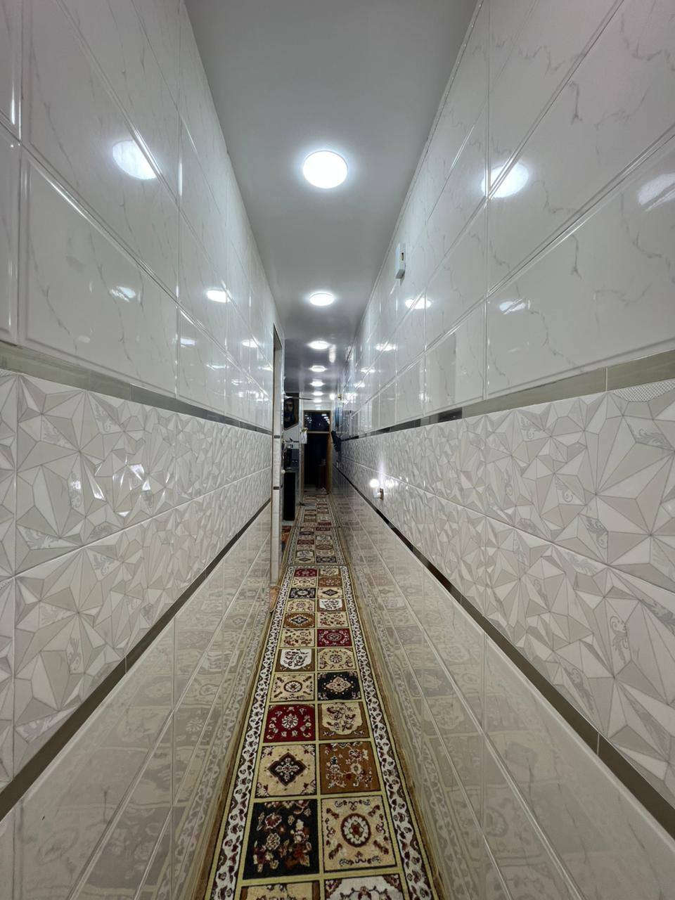 #بيت للبيع طابقين(١٠٠)متر واجه(٥) نزال(٢٠) بغداد حي الكوفة الفرع خلف محطه الهدى مي ارو بناء جديد ماء كهرباء مجاري تبليط المنطقه مشموله بقرار الطابو ثلاث غرف + استقبال حمام عدد. ٢ صاله فوق جوه بيتونه سطح كامل شتايكر  السعر (١٢٥)مليون وبي مجال بسيط الاتصال ***********
