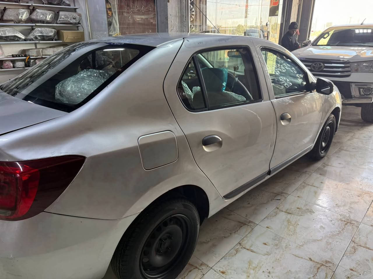 السلام عليكم
رينو موديل 2019 حره
رقم بابل مكفوله من الصبغ والتبديل بيه باردات بصيطه مكينه كير كله جديد  المكان ديوانيه للاستفسار اكثر الاتصال ***********
***********
