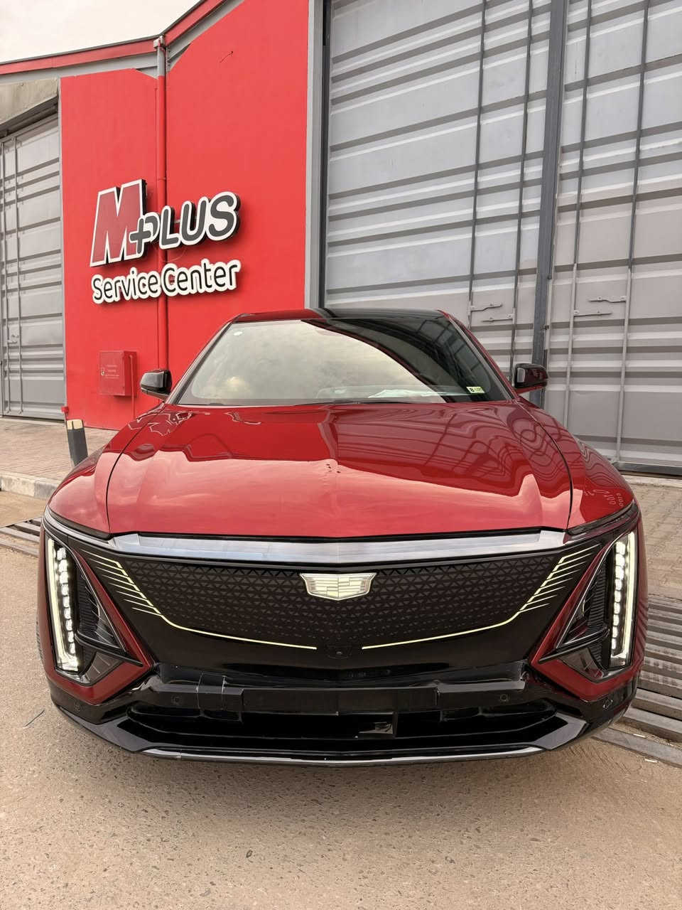 للبيع كاديلاك 2024 (Cadillac LYRIQ Sport  AWD) — سيارة كهربائية فاخرة بالكامل بحالة ممتازة ومواصفات عالية جدًا اعلى فئه .

🔹 دفع رباعي AWD بمحركين كهربائيين  
🔹 بطارية 102 كيلوواط
🔹 قوة 515 حصان 
🔹 مدى يصل إلى 550 كم بالشحنة الواحدة  
🔹ماشيه 7 الف فقط
🔹 شحن سريع DC حتى 190–200 كيلوواط  
🔹 تسارع 0 إلى 100 كم/س خلال أقل من 5 ثوانٍ  
🔹 شاشة منحنية 33 إنش  
🔹ويل حجم 20 وتاير امريكي بلادي
🔹 سقف بانورامي  
🔹ماوس للتحكم بالشاشه 
🔹وضعيات قياده متعدده
🔹جنطه كهرباء
🔹 نظام صوت AKG فاخر  
🔹 كاميرات 360 درجة  
🔹 رادارات أمامية وخلفية  ونقطه عمياء
🔹كشنات وستيرن تدفئه وكهرباء وهزاز وميموري
🔹 مثبت سرعة متكيف  
🔹 شحن لاسلكي للهاتف  
🔹 Apple CarPlay و Android Auto
🔹رقم بغداد مميز بسمي مداور ثاني يوم وهزه جديده
وبعد بيها هواي مواصفات
السيارة تجمع بين الفخامة الأمريكية، الأداء القوي، والهدوء العالي، مع تقنيات متطورة وتجربة قيادة مريحة جدًا.
✅السياره كلين تايتل مابيها لاصبغ ولا تبديل ولا ايرباك كلشي بيها ع وضع الشركه ومابيها اي كود 
السعر 315 وبيها مجال بسيط
  
📞 للاستفسار: ***********
