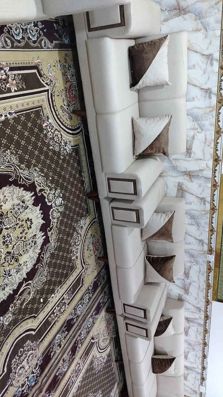 من رخصة ألادمن
ديوان العدد ٢ كورنر موديل جكليته..
هسه وصل طول ١٤ متر ٢٠ مقعد..
تفصال خشب بلوك اسود كله بلاويد الروسي ١٦
سفنج مضغوط مميز أول اكسترا الطبي..
قماشه كتان ناعم تجي بيه قنفتين مفصوله مع ٢ زاويه ضمان حقيقي ٥ سنوات بالسفنج والخشب..
لون بيجي أوف وايت مطعم ب جوزي مع ١٢ كوشه استفسار *********** متوفر واتساب
