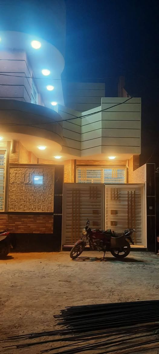 السلام عليكم دار للبيع كربلاء حي العباس المساحه 144 متر الواجهه 12 والنزال 12 الجار يتكون ثلاث غرف نوم طابق الارضي غرفه نوم وصاله واستقبال وحمامات عدد ثلاثه ومطبخ حار بارد وطابق الثاني غرفتين وصاله وحمام وسطح ناصي وسطح عادي نوع العقار مولك صرف بستنا 25 قرار محكمه مع صاحب الارض الاستفسار الارقام ***********/***********
