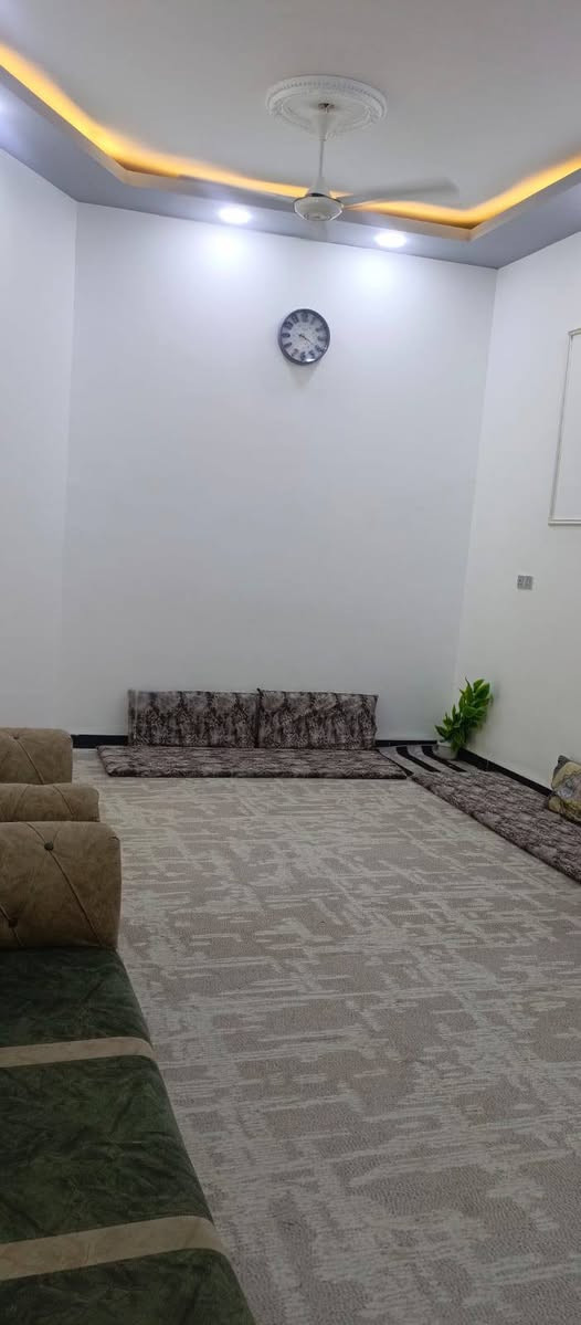 السلام عليكم يوجد بيت للبيع زراعي المكان قرب جامع أبو تراب مساحة 200 متر شارع مالته 11 متر يتكون من غرفتين وصالتين ومطبخ حار وبارد وصحيات داخليه وخارجيه وديوانيه ومناور 2 بناء جديد طابوك كونكريت السعر 85 وبيه مجال الاستفسار *********** امجد للعقار مستعدون لكافة العروض
