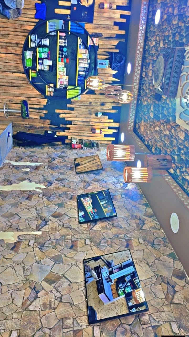 محل حلاقة للبيع  يحتوي على 4 كراسي سبلت كنتوي مبرده مركزية و دكتات و براد ماء و بلازما المحل كامل ما ناقصه اي شي تجي و تشتغل كبل و موقعه حلو تكريت القادسيه شارع الكراج مجاور الاقسام الداخلية للولد و مقابيل مدرسة عمرو بن جندب للاستفسار الاتصال على الرقم ***********
