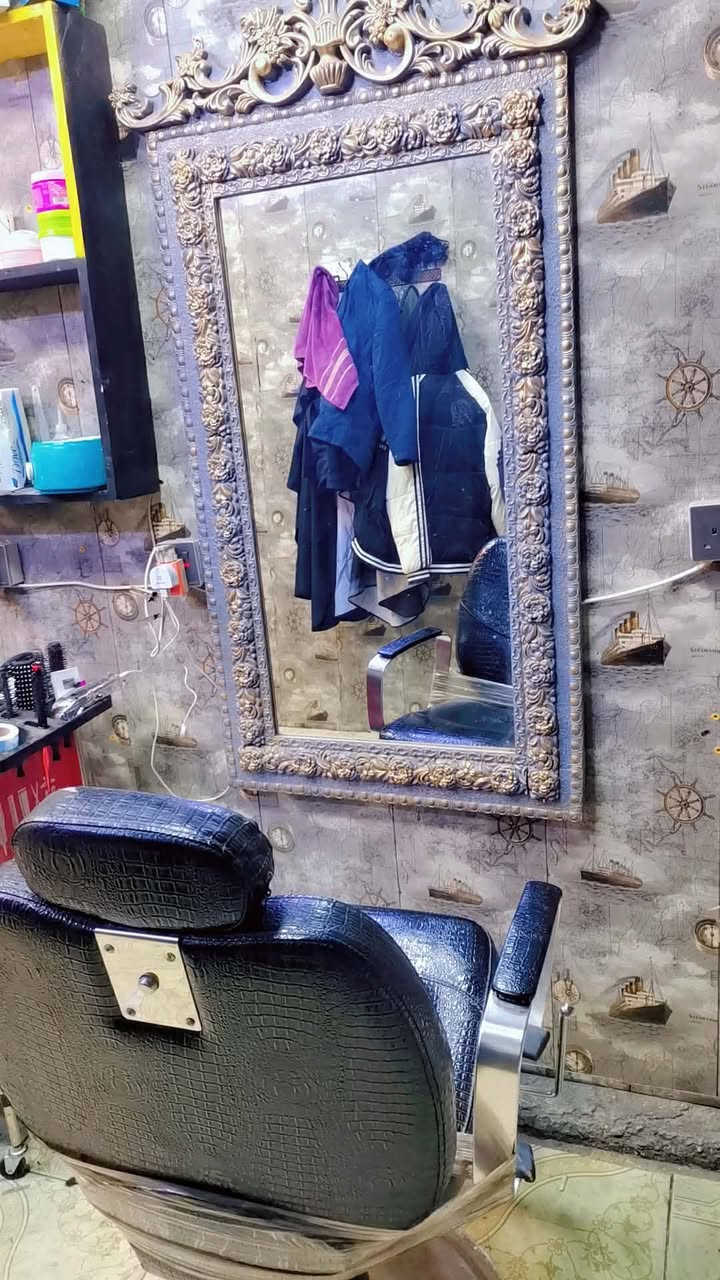 كراسي حلاقه ٢ مع مرايات ٢  كامله ونظيفه ب٢٢٥ الف وبيهه مجال للاستفسار الاتصال على الرقم ***********
