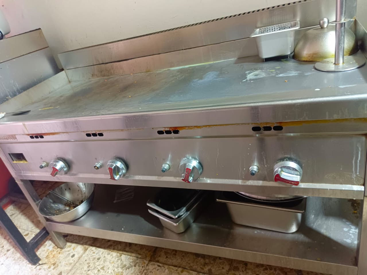 غراض مطعم للبيع
‭0773 337 7404‬
