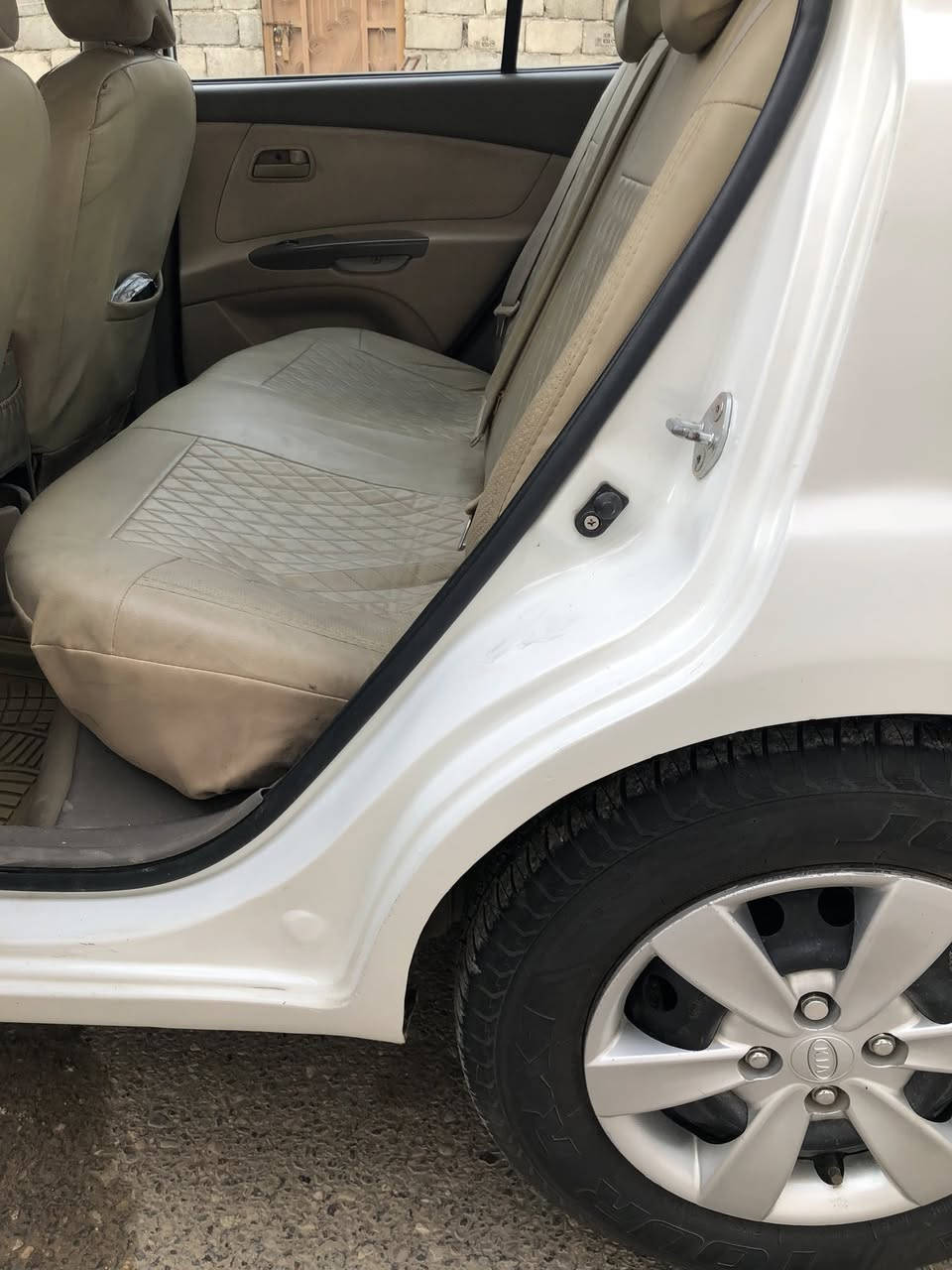 السلام عليكم
كيا ريو ٢٠١٠ 
محرك ١٦ اصلي 
كير شرط محرك شرط لاصرف لانفخ 
ضرر بوند مبدل وباب خلف السايق مبدل اصلي 
صبغ فقط بوند وهلال خلفي بدون اي ضرر للدواخل 

كابون بانزين 
شرط التحويل 
طخم جديد 
تايرات جديده 

السعر 95 وبيها مجال قليل 

موصل حي سومر 

للاستفسار 
*********** 
عبود رحيل
