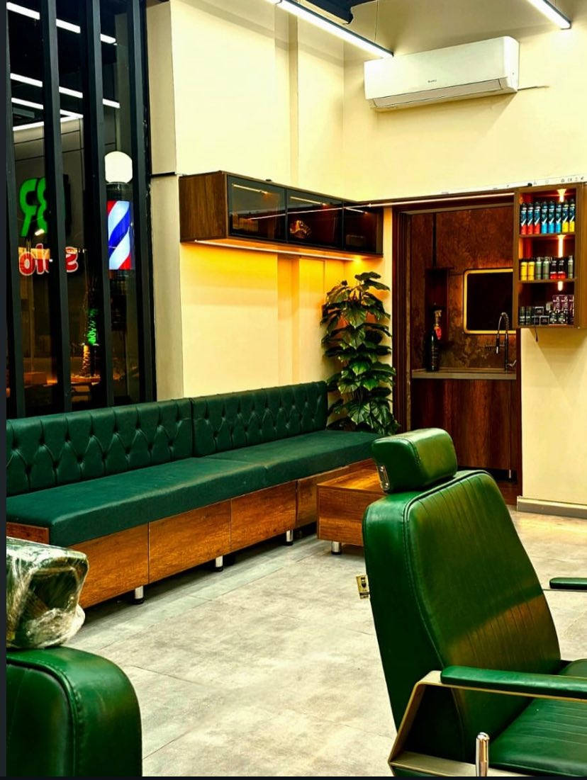 مطلوب حلاقين محترفين للعمل في مركز BR الرياضي  والترفيهي الكائن في منطقة زيونة بالقرب من مول دريم ستي  
للاستفسار *********** يرجى الاتصال اما على الخط او على الواتس اب 
ويفضل ان يكون الحلاق من المناطق القريبة من زيونة ان وجد
