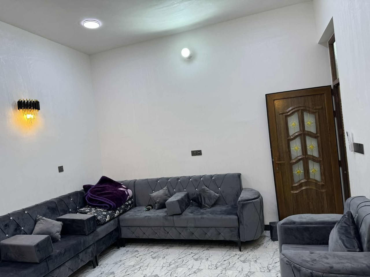 السلام عليكم ورحمة الله وبركاته
من رخصت الادمن المحترم 

دار للبيع المساحه 110 متر بناء حديث درجه اولا
وبشراف هندسي من الاساس الى التسليم خريطه حلوه وحديثه 
يتكون من استقبال و. حولي. و. مطبخ. و. غرفتين نوم 2️⃣ و. حمامات صحيات اثنين 2️⃣ 
العنوان بغداد الراشديه مركز الناحيه قرب البحيره 
الاستفسار الاتصال *********** ويتساب فقط او راسلنا على الصفحه متواجده 24 ساعه
