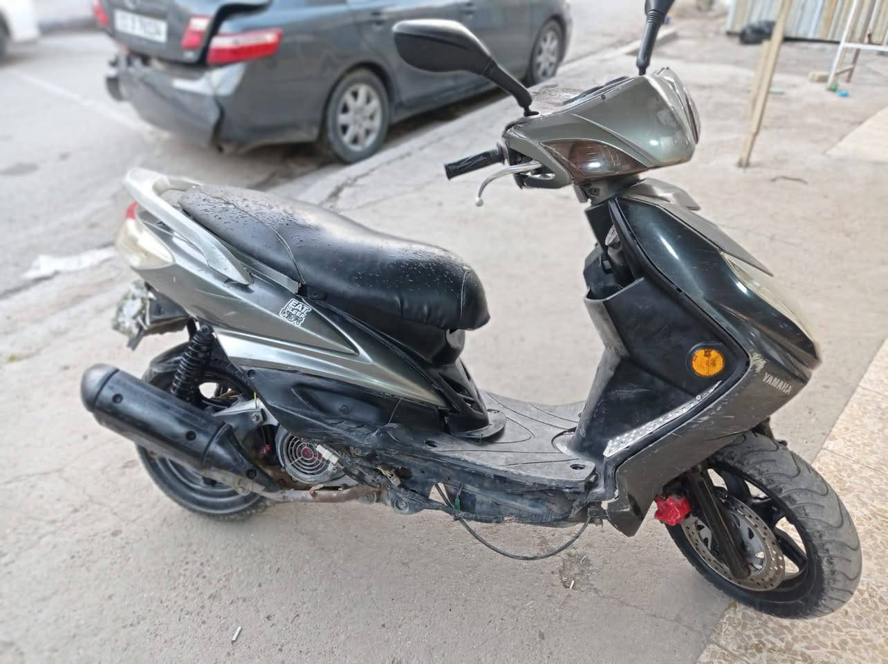 سلام عليكم شباب
سكنس فحل للبيع 
كهربائيات شغاله
تشتغل سلف وهندر
كفرات. نضيفه
بس الدشبول مكسور 
السعر 350 ....... للتواصل 0***********
