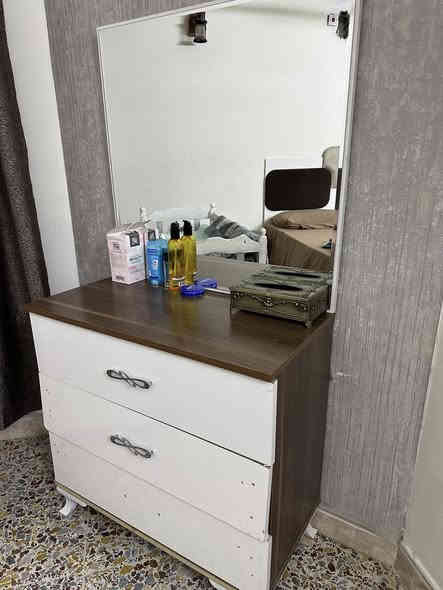 سلام عليكم جربايه جواها صومايت ثنين  وميز تواليت المجرات يحتاجلها تصليح  جربايه مال طفل بي دوشك جديد  كلهم ب100 مكاني باليرموك بغداد ***********
