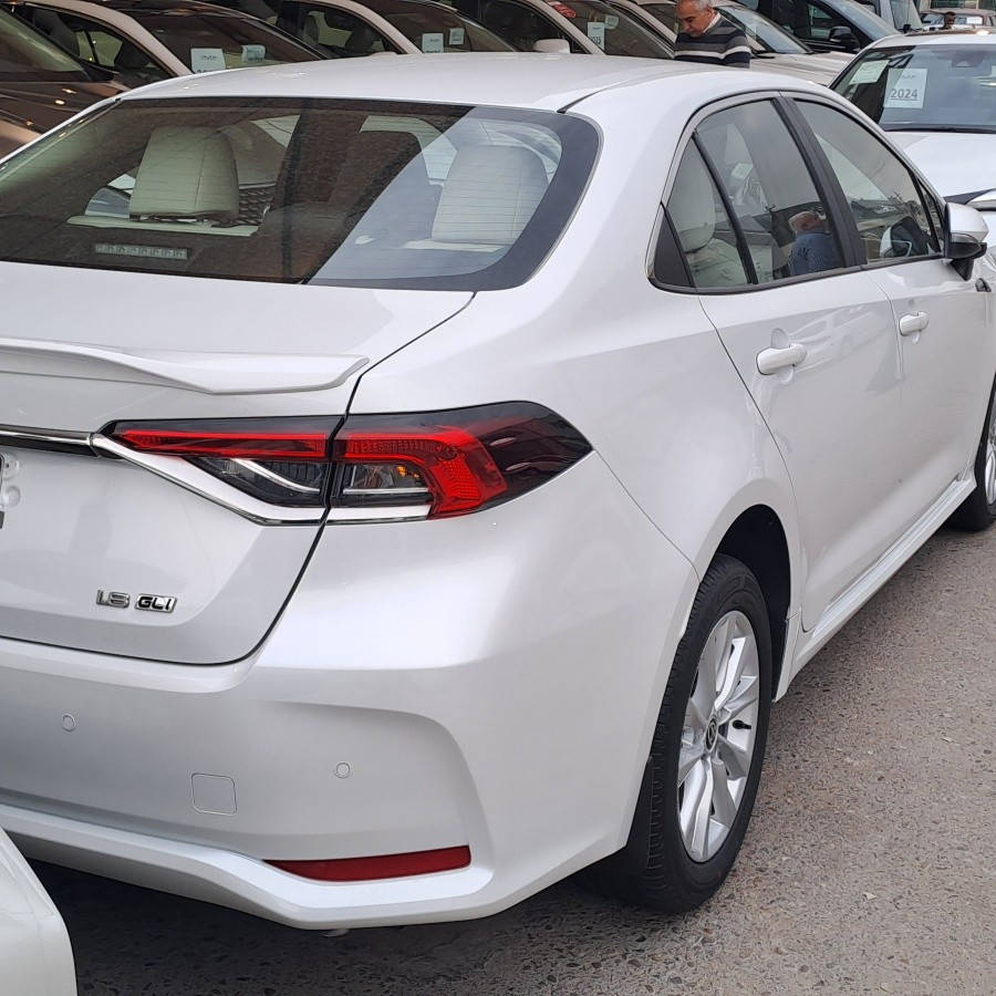 ♦️Toyota Corolla 2️⃣0️⃣2️⃣4️⃣ تيوتا كورلا ♦️

🔸️بانزين فقط
🔸️خليجي   غير مستخدم 
🔸️محرك 1.8 لتر (1800 سي سي)، 4 سلندر.
🔸️ناقل حركة أوتوماتيك CVT.

🔸️دفع أمامي (FWD)
🔸️فتحة سقف (سلايد).

🔸️مصابيح أمامية وخلفية LED.

🔸️كشافات ضباب أمامية LED.

🔸️جنوط (ويل كب) ألمنيوم قياس 16 أو 17 بوصة.

🔸️مرايا جانبية كهربائية مع إشارات ترحيبية.

🔸️حساسات أمامية وخلفية.
🔸️تشغيل بصمة ودخول ذكي (بصمة أبواب).

🔸️شاشة ترفيه وسطية تعمل باللمس (تدعم أبل كاربلاي وأندرويد أوتو).

🔸️مقاعد جلد أو مخمل (لونين).

🔸️تكييف إلكتروني قطعتين (أمامي وخلفي).

🔸️عدادات ديجيتال.

🔸️تحكم من المقود (ستيرن) مع مثبت سرعة.
🔸️نظام فرامل ABS + نظام توزيع قوة الكبح EBD.

🔸️نظام الثبات الإلكتروني (VSC).

🔸️وسائد هوائية أمامية (عدد 2).

🔸️كاميرا خلفية.

🔸️الضمان:

ضمان وكالة ساز (SAS)  لمدة 3 سنوات أو 100,000 كم، مع خدمات صيانة مجانية. 

السعر : 29,500,000 دع

اشتري بثقه 💯 
شركة عراقنا لتجارة السيارات 
بغداد-معارض البياع شارع الرئيسي
***********
