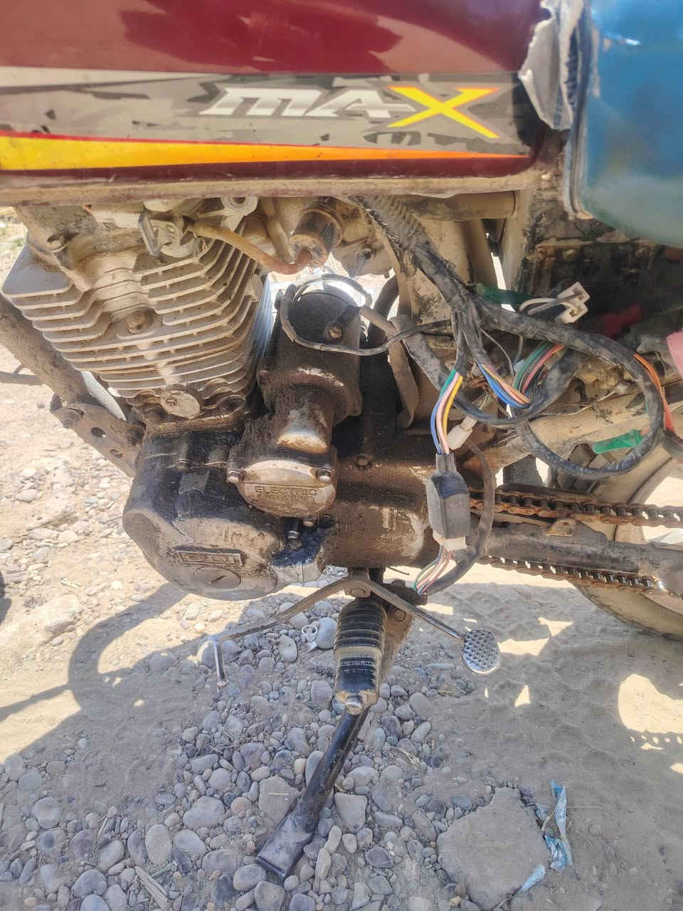دراجة 5گير🏍️🏍️🏍️ 
دينها گامز
التاير الامامي بنجر
الكهربائيات كلها طافيه🛑 
الهندر مال ستوته🚜🚜 
دهن بدلت الها العام يوم 6 محرم🕒🕒 
براغي المكينه مرتخيه وطالعه ما ادري ليش🤷 
البريكات يشتغلن بس ما يوگفن الدراجة من تمشي
الصالنصه مرتخيه 👈👉 
الكشن مدري السرج مهترأ ممزق في حالة يرثا لها💔 
الدراجه اوراق اوراقها كاملة. بس ضايعه 💔 
رايدها ب 300
مكاني التاجي
24 ابو عضام


**إذا كنت صاحب هذا الإعلان وتريد حذفه لأي سبب، رجاءا أرسل رسالة إلى الدعم الفني**
