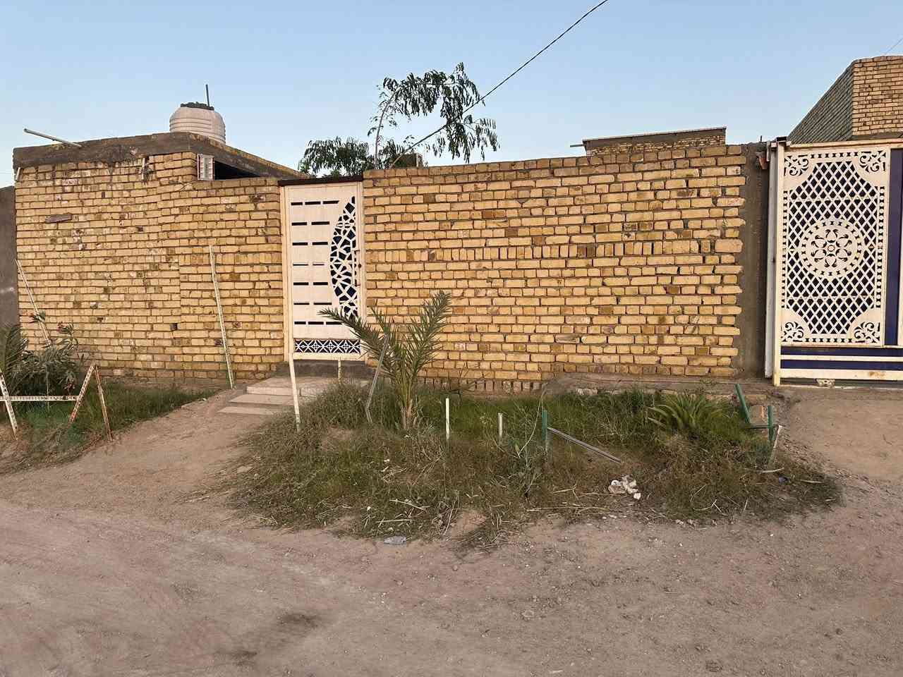 بيت لبيع سند ٢٥  المساحة ٤١٧ م

غرفتين ٥*٥ 
صاله ١٠*٥ 
مطبخ ٥*٦ 
استقبال ١٠*٥ 
صحيات داخليه وخارجيه 
ارضية بورسلين درجه اولي 
تبليط كهرباء ماء مجاري مولد خط ذهبي 
بيت كامل من كل شيء  جيب غراضك واكعد 
الموقع مجمع نبيل وحسين جياد بدايه طريق الحياوين الشارع السابع  
للاستفسار الاتصال عليه الرقم 
***********
