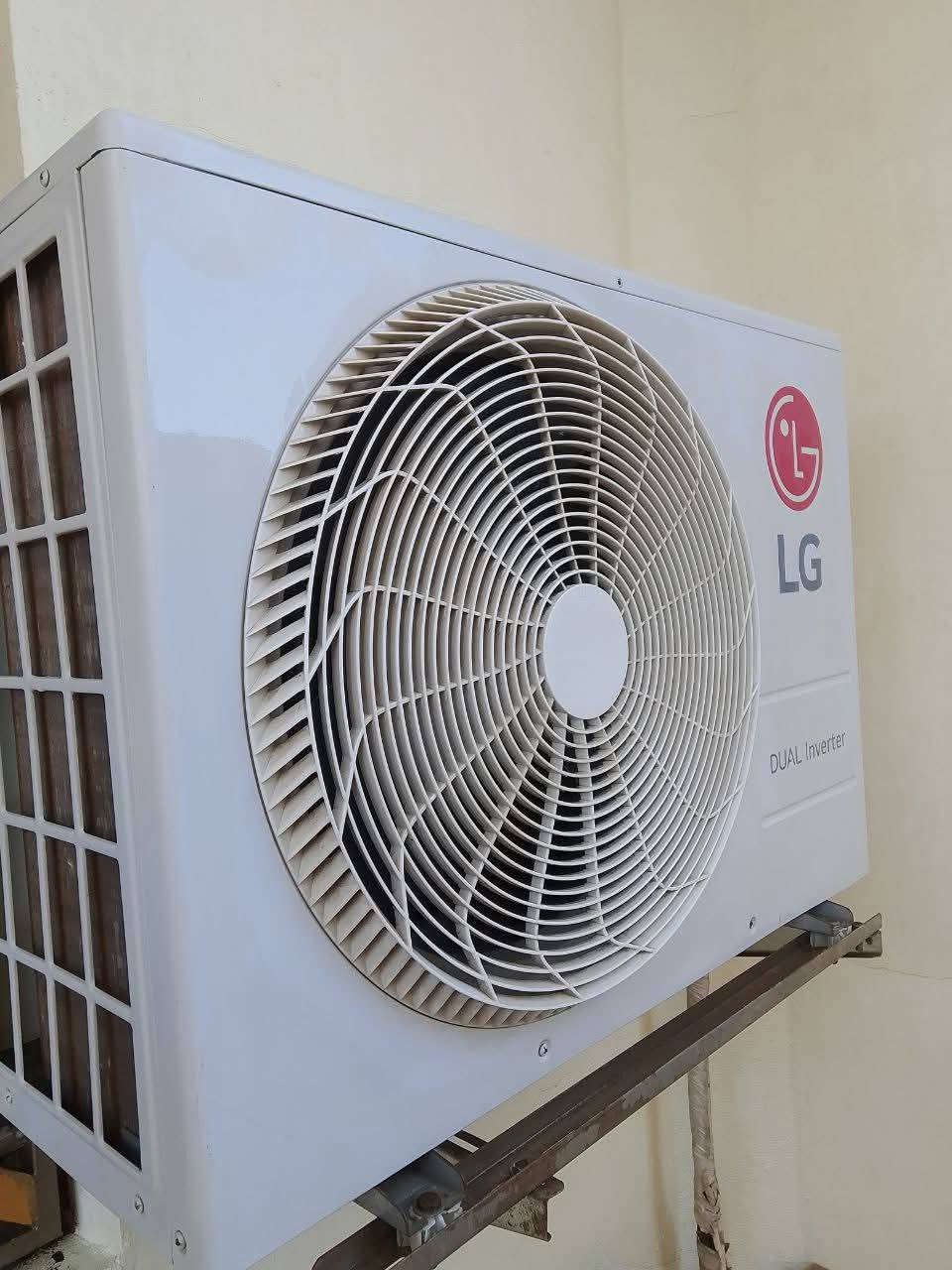 السلام عليكم للبيع عندي اربع قطع سبلت طنين ال جي انفينتر جديد ونظيف اين قسم ما بي غاز 410 يشتغل على اربعه امبيرات سعرها الواحد 550 ابي مجال للشرايه  سعر الجديد من محلات 1,178 العنوان كربلاء قنطره السلام ***********
