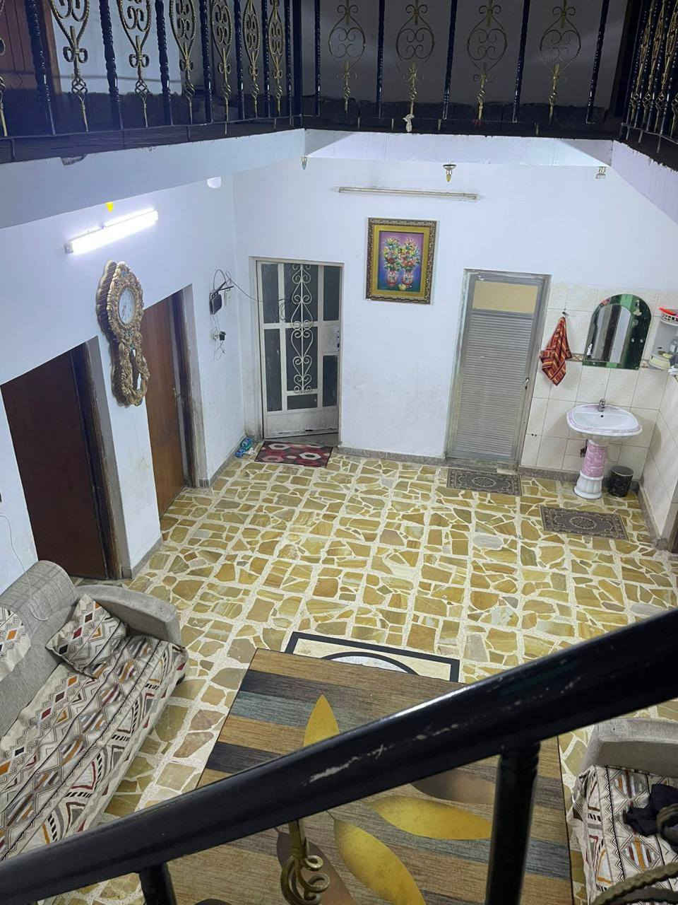 #عرض_للـبـيـع
دار سكن للبيع مساحته (200 م) واجه (10 م * 20 م) طابقين بناء حديث سنة 2014 
الطابق الارضي بناء طابوق 🧱 يحتوي على أستقبال ومطبخ وهول كبير وعلى غرفتين نوم وصحيات داخليه وخارجيه وكراج سياره وارضيه البيت مطبك كاشي
الطابق الثاني يحتوي على ثلاث غرف نوم وصحيات والارضيه سيراميك 
السعر : 185 مليون وبيه مجال
العنوان : بغداد-أبو غريب-النصروالسلام-قرب دائره الكهرباء 
للأستفسار أكثر يرجى الاتصال على الارقام التاليه :
***********
***********
