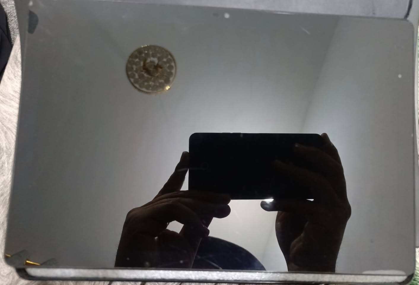 الشاشة
Tecno MegaPad 10 باد
مقاس: 10.1 بوصة
نوع: IPS LCD
دقة: HD+ (800 × 1280)
سطوع حتى 450 nits
وضعيات راحة للعين مثل Eye Comfort وDark Mode �
Tecno +١
⚙️ المعالج والنظام
المعالج: MediaTek Helio G80 (MT8786)
المعالج الرسومي: Mali-G52 MC2
نظام التشغيل: Android 14 مع واجهة HiOS �
Tecno +١
📦 الذاكرة والتخزين
4 GB RAM
خيارات التخزين: 128 GB 
يدعم بطاقة microSD حتى ~512 GB (حسب المصدر) �
Gadgets 360 +١
🔋 البطارية والشحن
سعة البطارية: 7000 mAh
دعم الشحن السريع 18 W
يوصل عمر البطارية لوقت جيد في مشاهدة الفيديو وتشغيل التطبيقات �
Tecno +١
📸 الكاميرات
خلفية: 13 MP (مع ميزات تصوير فيديو 1080p)
أمامية: 5 MP (مكالمات سيلفي وفيديو) �
Gadgets 360
🔊 الصوت والاتصال
سماعات ستيريو مزدوجة
4G LTE / Wi-Fi ثنائي النطاق
Bluetooth 5.1

Gadgets 360 +١
📶 ميزات إضافية
يدعم شبكات 4G / LTE
قد يحتوي على فتحة SIM + بطاقة microSD (هجينة) 
تصميم نحيف وخفيف الوزن (~447 غ) بألوان  Space Grey �
ملحقات شاحنه + كفر بلون الأسود  
سعر 140 
تواصل***********
