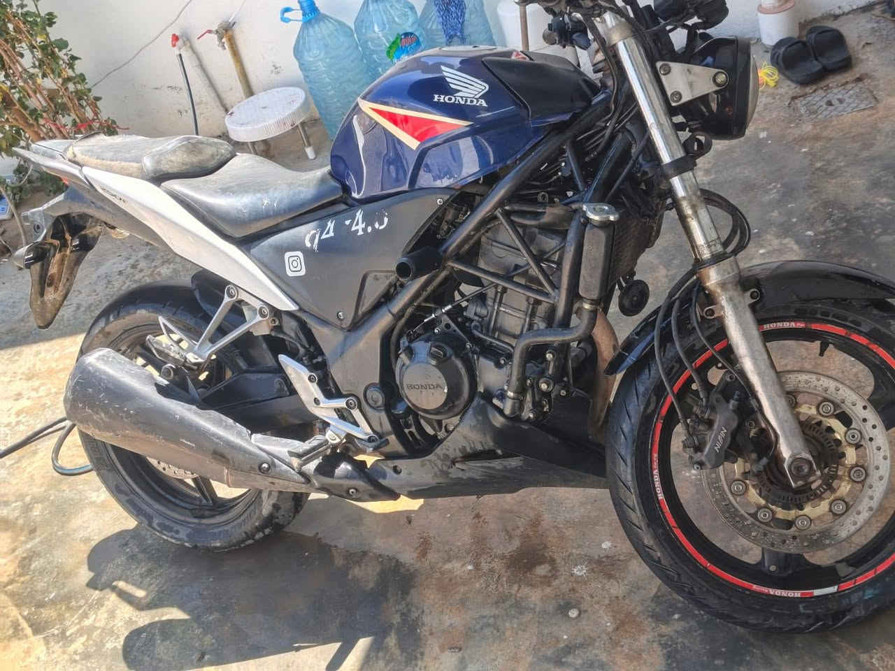 سلا عليكم بطح هونده 250 للبيع الدراجه نضفته واضح بل صوره ودراجه بيه صوت بل مكينه ماعرف شنو لا موديه علا مصلح ولاشي وريد ابيع علا وضعه وبيه منفيس وسولك مكاتبه بيه سعر 450وترهم مراوس حسب التفاق ويستفسار اخر عل ***********

