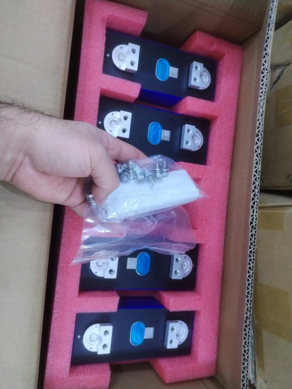 توصيل مجاني لكل العراق

بطارية EVE Power LF280K هي خلية ليثيوم حديد فوسفات (LiFePO4) تُستخدم في تطبيقات الطاقة العالية مثل أنظمة الطاقة الشمسية، السيارات الكهربائية، أنظمة تخزين الطاقة (ESS)، والمركبات الثقيلة.
مواصفات بطارية EVE LF280K:

النوع: خلية ليثيوم حديد فوسفات (LiFePO4)

السعة : 280 أمبير-ساعة (Ah)

الجهد : 3.2 فولت

جهد الشحن الأقصى: 3.65 فولت

جهد التفريغ الأدنى: 2.5 فولت

القدرة: حوالي 896 واط-ساعة (Wh)

الوزن: تقريبًا 5.3 كجم

الأبعاد: تقريبًا 72 × 174 × 207 ملم

عدد دورات الشحن: أكثر من  دورة 8000 (عند التفريغ بنسبة 80%)

درجة حرارة التشغيل:

الشحن: من 0 إلى 55 درجة مئوية
التفريغ: من -30 إلى 60 درجة مئوية

مميزات بطارية LF280K:

عمر طويل جدًا (أكثر من 10 سنوات) 

أمان عالي: تقنية LiFePO4 أكثر أمانًا من ليثيوم-أيون التقليدية

كفاءة عالية في الشحن والتفريغ

مناسبة لتخزين الطاقة الشمسية وأنظمة UPS
مقاومة داخلية منخفضة
تحمل تيارات عالية

استخداماتها الشائعة:

أنظمة الطاقة الشمسية المنزلية والصناعية
السيارات الكهربائية EV
محطات تخزين الطاقة
عربات النقل والحافلات
أنظمة التخييم والطاقة المحمولة

السعر :- ٩٥٠٠٠ الف دينار عراقي

للطلب والاستفسار يرجى مراسلة الصفحة او الواتساب على الرقم ***********.
يوجد لدينا توصيل داخل كركوك و جميع محافظات العراق.
#cable #ardunic #engineer #arduino #battery #module #Solar
#Module #Electrical #Electronics #Solarcell
