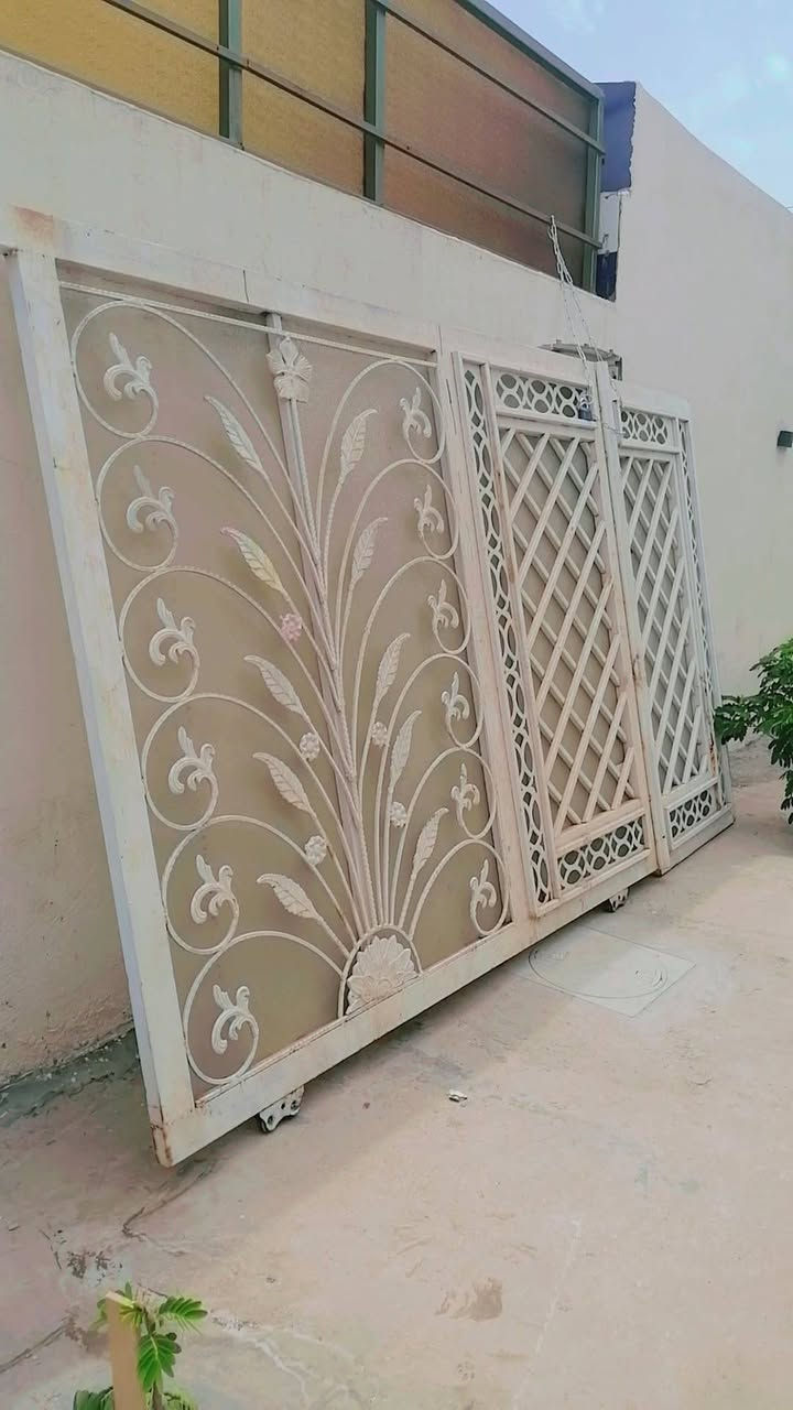 سلام عليكم
باب سلايت قطعتين نظيف كلش وحديد ثگيل 

العنوان بغداد مدينة الصدر الاورفلي 

للاستفسار ***********
