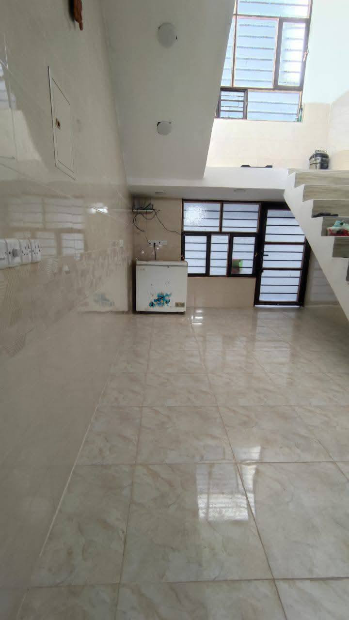 دار للبيع (طابو زراعي سند 25)مؤهل للتحويل بناء حديث 2024 المساحة 215 متر/غرفتين+صالة+ صحيات داخلية+استقبال+ مطبخ +گراج + صحيات خارجيه + ممرات جانبيه+حديقه/ الموقع حي الزهراء حي شمر خلف بيت احمد ستار الفيتر ( السعر 85 ) على شارع 8 متر. للاستفسار الاتصال على ***********
