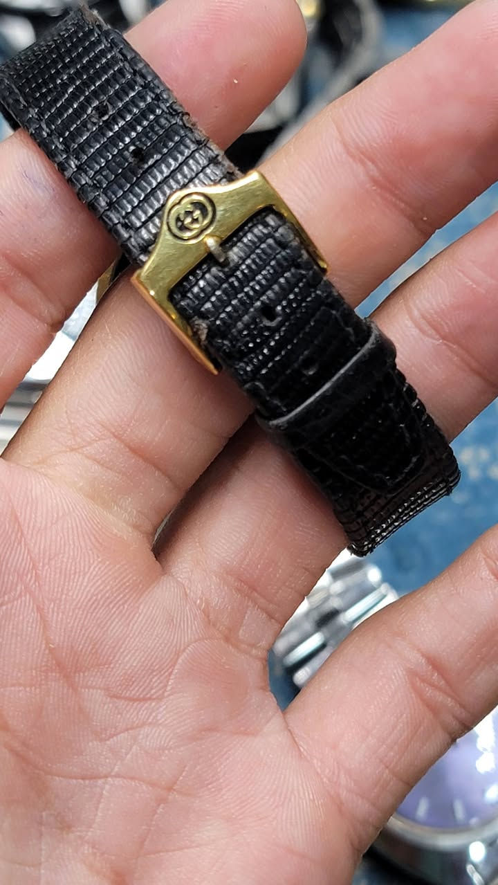 كوجي سويسري 
الساعة بلادية و قفل معلم 
دزاين مميز 
قطر ٣٠_٣١ 
النظافة عالية جدا 
السعر ١٤٥ الف دينار 

*********** واتساب 
@topfans
