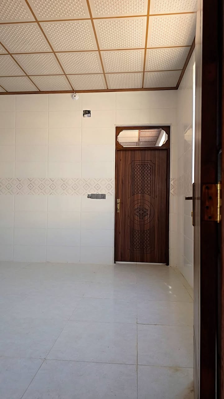 للايجار شقة 50متر في حي الجامعه مقابل مدرسة الرفاه الابتدائية
المكان :النجف الاشرف
حي : الجامعة - مقابل مدرسة الرفاه الابتدائية ركن 
رقم التواصل صاحب العقار: ***********
المحتويات: صالة تتضمن مطبخ وصحيات وغرفة 
طابق ثاني
البناء جديد غير مسكون مسبقاً
سعر الايجار 275 الف شامل الكهرباء والماء 
كامل الخدمات موجوده انترنيت وطني 
قريبه جدا ع قصر الثقافه 
خلف موقع المرور
