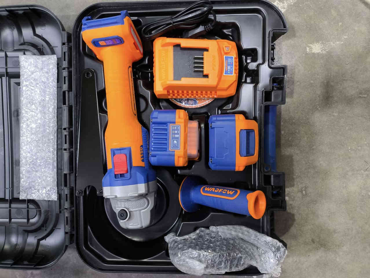 سلام عليكم 
متوفر كوسره شحن ✅
من ماركه انچيكو ✅
+من ماركه ويدڤو ✅
التفاصيل 
دبل بطاريه 4امبير✅
20ڤولت ✅
 مع اقراص حديد✅
العنوان الشارع العام خدمي بسمايه مقابيل حلويات برهومي 
للستفسار ***********
يتوفر توصيل ✅
