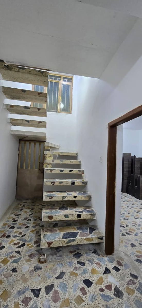 بيت للبيع مساحة 200 متر، العنوان حي الغدير الأولى، قرب شارع 20، ثاني فرع ع جهة اليمين
طابقين
الطابق الأول عكاده بناء سنة 2019، يتكون من غرف نوم عدد 2+صالة +مطبخ +أستقبال +مجموعة صحية داخلية وخارجية +مدخل مع حديقة+كراج سيارة
أما الطابق الثاني كونكريت بناء سنة 2025 حديث، يتكون من غرف نوم عدد 4 +صالة +مجموعة صحية
واجهة 10، نزال 20
السعر خاص أو الأتصال ع الرقم
***********
